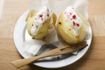 Potatoes with sour cream and red pepper — Stock Photo