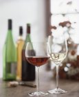 Copos de vinho tinto e branco — Fotografia de Stock