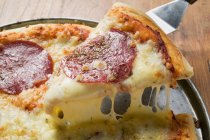 Ломтик пиццы с салями — стоковое фото
