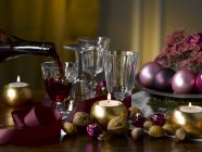 Різдвяні прикраси та червоне вино — стокове фото