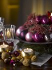 Tisch mit Weihnachtsdekoration gedeckt — Stockfoto