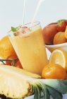Ananas und Orangensaft — Stockfoto