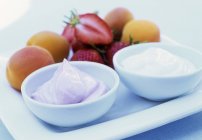 Йогурт зі свіжими фруктами — стокове фото