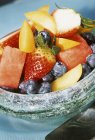 Vista close-up de salada de frutas em tigela — Fotografia de Stock