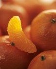 Mandarinas frescas maduras con segmento - foto de stock
