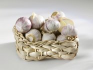Lampadine di aglio nel cestino — Foto stock