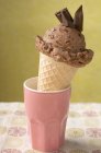 Шоколадне морозиво конус — стокове фото