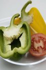 Halbierte Paprika und Tomaten — Stockfoto