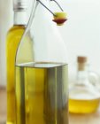 Aceite de oliva en la botella de vidrio - foto de stock