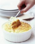 Soufflé di formaggio con cucchiaio — Foto stock