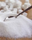 Sucre granulé et cubes de sucre avec cuillère — Photo de stock