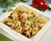Tortellini pasta con verduras - foto de stock