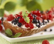 Смешанный ягодный пирог — стоковое фото