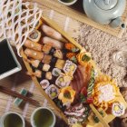 Sushi barco lleno de maki y nigiri - foto de stock