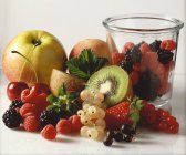 Frutas y bayas frescas - foto de stock