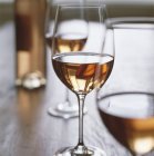 Бокалы розового вина — стоковое фото
