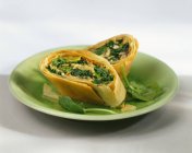 Spinach strudel on green plate — Stock Photo