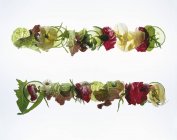 Foglie di insalata con fiori di prato — Foto stock