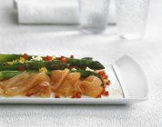 Trucha de salmón con espárragos verdes - foto de stock
