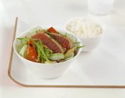 Filet de thon poêlé sur salade — Photo de stock