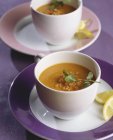 Червоний сочевичний суп зі свіжим коріандрою — стокове фото