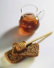 Pão integral com mel — Fotografia de Stock
