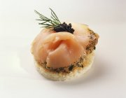 Vista de primer plano de Gravlax y caviar en tostadas - foto de stock