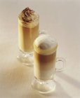 Latte macchiato et café laiteux — Photo de stock