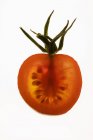 Halbierte rote Tomate — Stockfoto