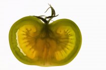 Tomate verde cortado pela metade — Fotografia de Stock