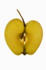 Кусок свежего яблока со стеблем — стоковое фото