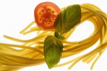 Espaguetis con tomate y albahaca - foto de stock