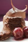 Soufflé di cioccolato con ciliegie — Foto stock
