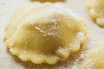 Pastas caseras de ravioli - foto de stock
