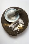 Grobes Salz im Mörtel — Stockfoto