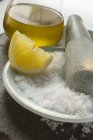 Sal gruesa con mortero y limón - foto de stock