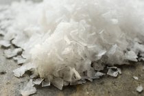 Грубая соль на столе — стоковое фото