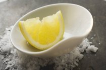 Zeppa di limone con olio d'oliva — Foto stock
