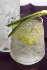 Bevanda rinfrescante al cetriolo con cubetti di ghiaccio in tazza — Foto stock