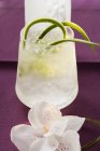 Bevanda rinfrescante al cetriolo con cubetti di ghiaccio — Foto stock