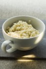 Nahaufnahme von gekochter Gerste in weißer Tasse — Stockfoto