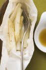 Asparagi bianchi cotti in carta stagnola — Foto stock