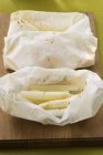 Espárragos blancos cocidos en papel - foto de stock
