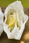 Espargos brancos cozidos em papel — Fotografia de Stock