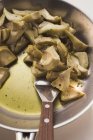 Alcachofras de fritura com óleo — Fotografia de Stock