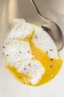Huevo escalfado con cuchara - foto de stock