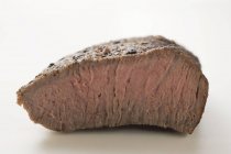 Carne de res con un trozo cortado - foto de stock