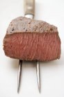 Bife de carne em garfo de carne — Fotografia de Stock