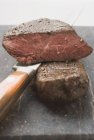 Bifes de carne com faca — Fotografia de Stock