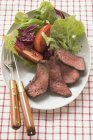 Steak de bœuf tranché avec salade — Photo de stock